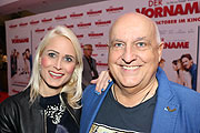 Angermaier Chef Dr. Axel Munz mit Freundin Yve beim Special Screening "Der Vorname" im mathäser Kino, München am 09.10.2018 (©Foto:Martin Schmitz)